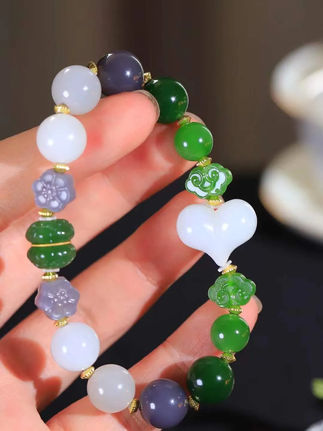 【福运相伴.多宝手串】

货头精选 和田玉多宝圆珠手串，每一颗玉石都凝聚自然的灵气与岁月的沉淀，寓意福禄寿喜，守护您的平安与幸福。佩戴它，感受千年玉文化的温润与优雅。重37.1克  尺寸取一11.8mm  781172754L