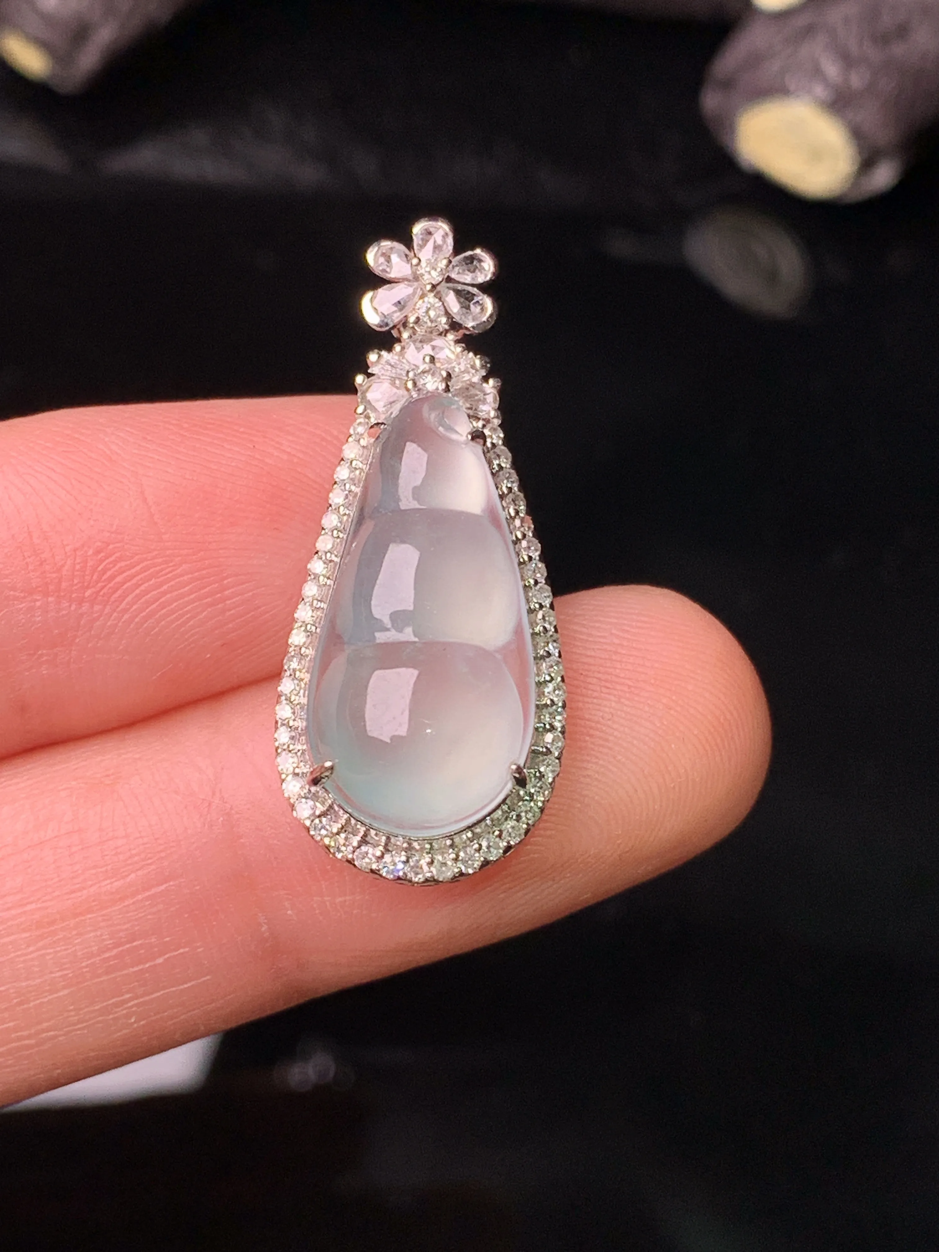 18k金钻镶嵌冰种四季豆吊坠 玉质细腻 色泽艳丽清新 整体尺寸30*12.2*9