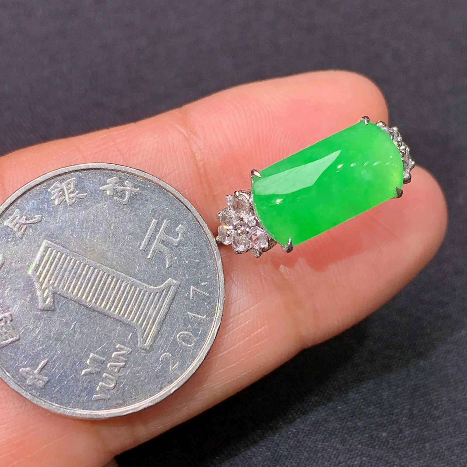 阳绿马鞍戒指，款式优雅大气，18k金镶嵌，冰润色阳，种水足 圈口15 裸石13.9*7.1*3