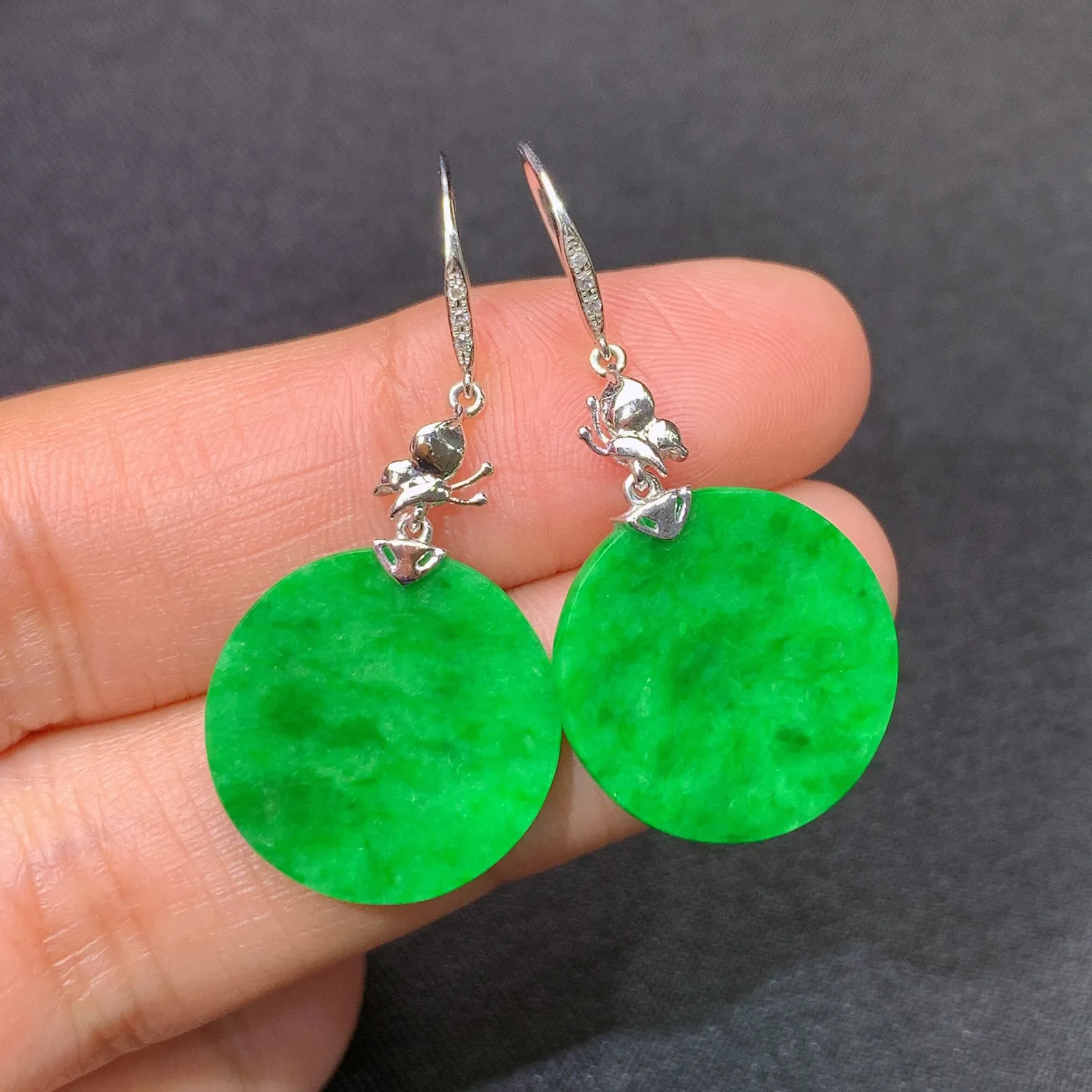 阳绿圆牌耳坠，18k金镶嵌，简约时尚，冰润色阳，种水足尺寸16.2*1.5