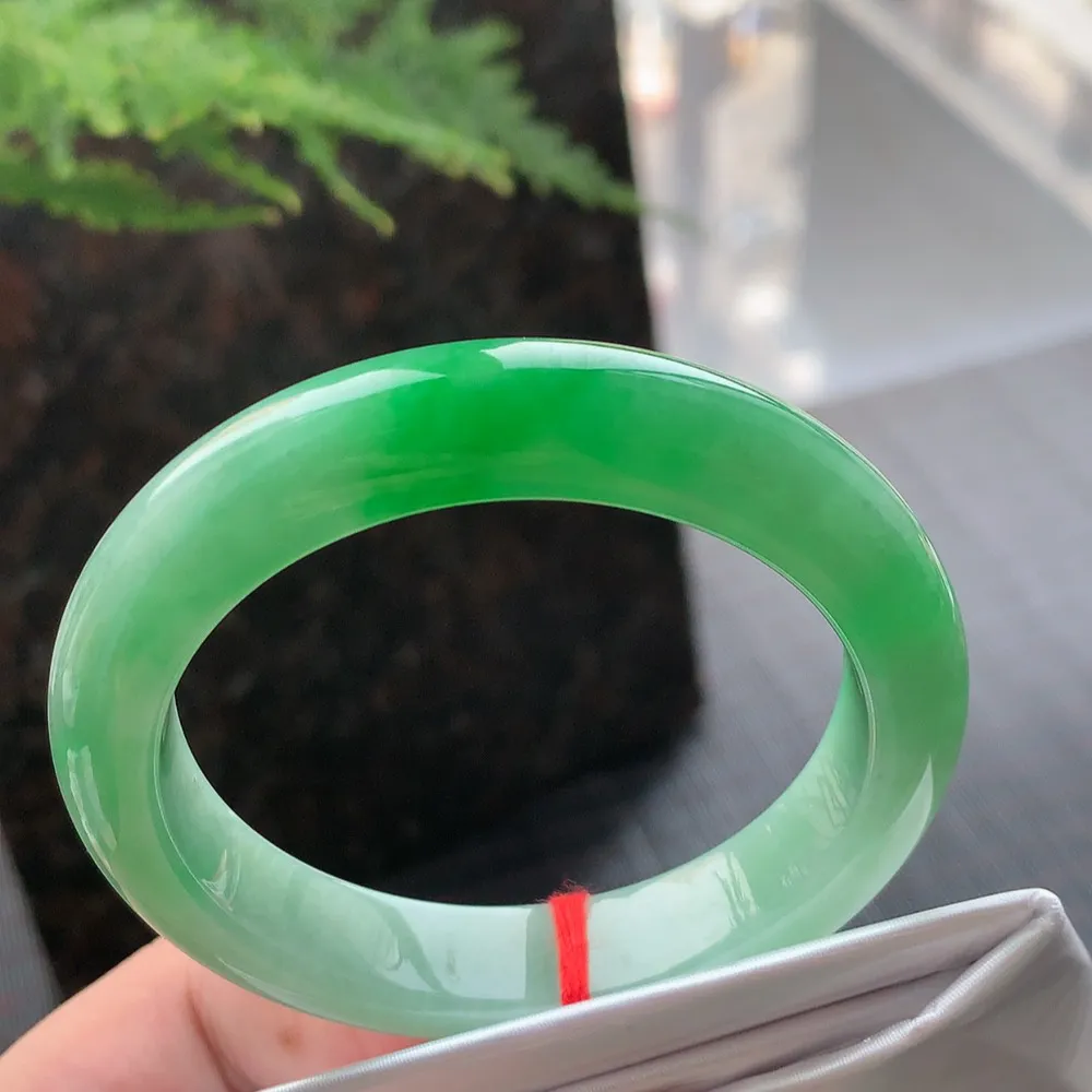 正圈冰糯阳绿 无瑕 尺寸:52.4/11.4/8.5 色好