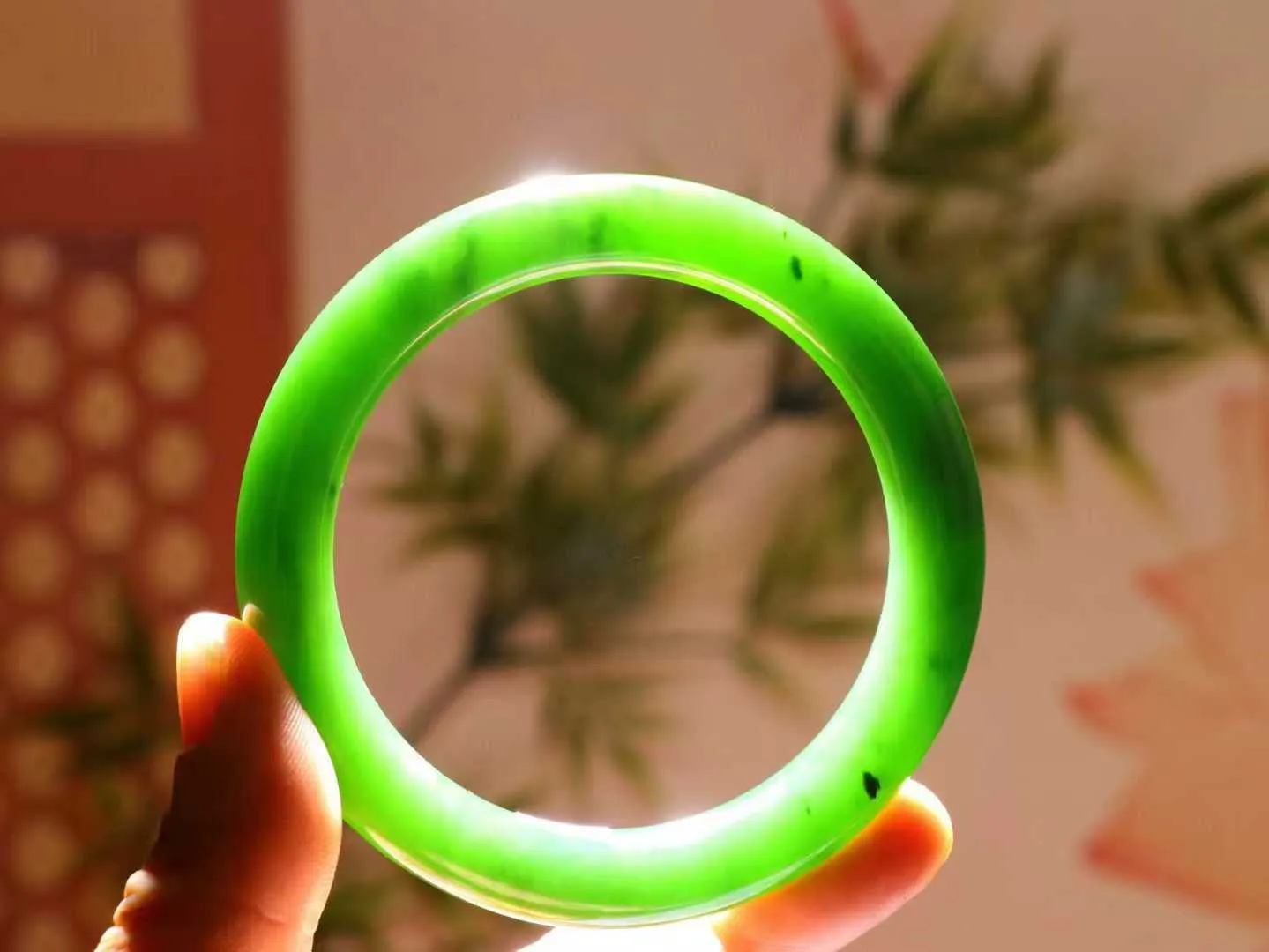 【碧波流转·手镯】

精品和田玉碧玉圆条手镯，玉质细腻温润，手感舒适，️线条流畅，简约大气，美自天成，佩戴于腕间，婉约之美，举手投足间透出那份低调奢华，醉人心扉。
重56.6克 内径圈口59-10mm  FO62570451665