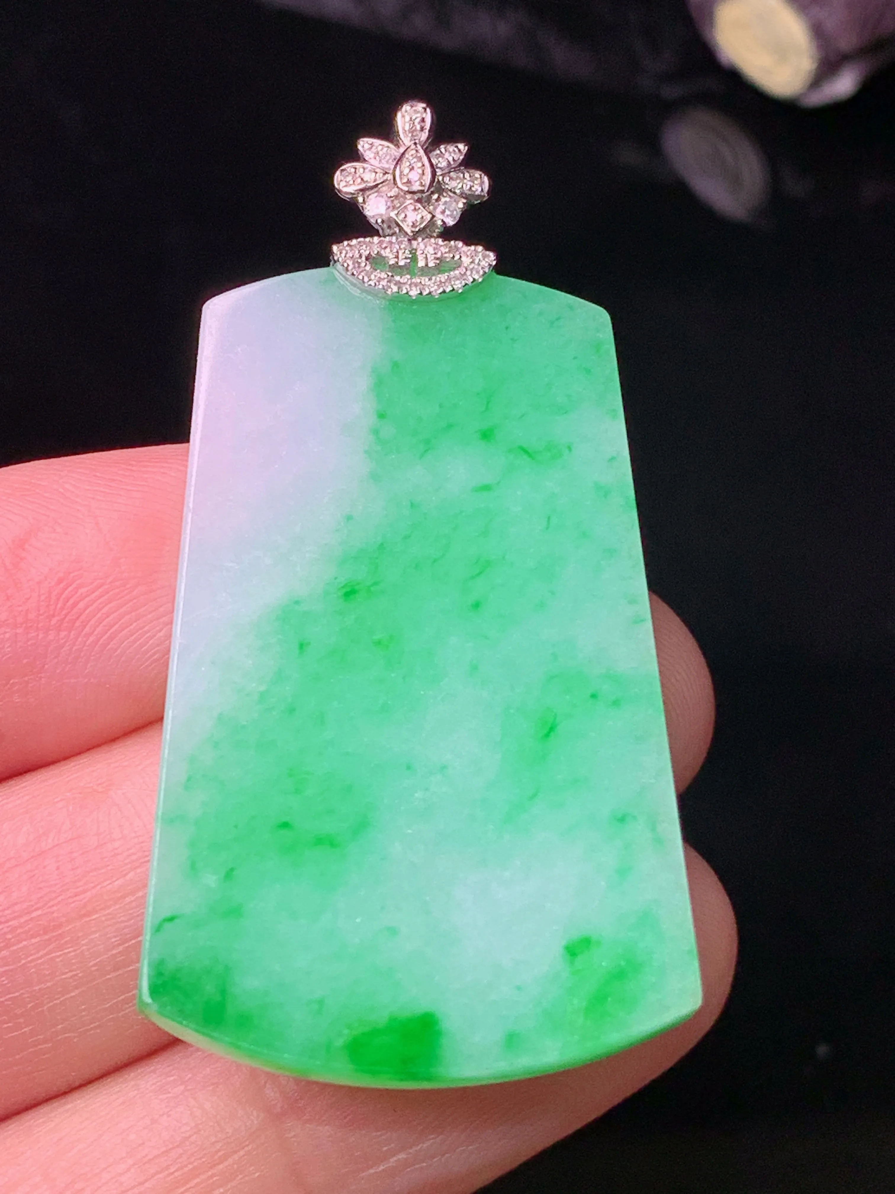 18k金钻镶嵌翠绿无事牌吊坠 玉质细腻 色泽艳丽清新 整体尺寸47.6*24.2*3.7