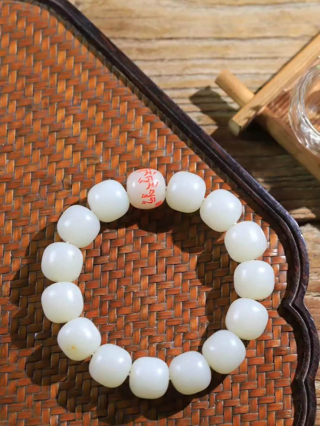 （老型珠.手串）

新疆和田籽料老型珠手串，也可做手持，玉质细腻油润 饱满光滑 质朴无华，悠远简单，人心境界远，百世修炼深，心灵常驻善意持，觉悟人生百世修。重85克    尺寸取一14-15mm    541102701L