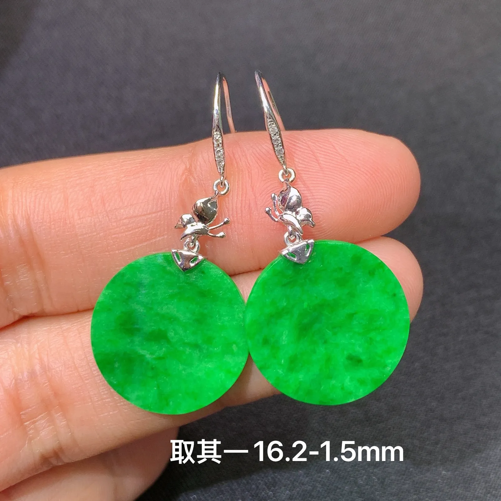 阳绿圆牌耳坠，18k金镶嵌，简约时尚，冰润色阳，种水足尺寸16.2*1.5