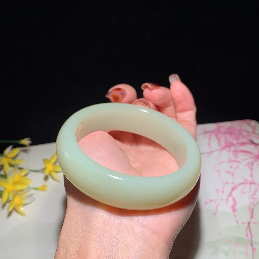 黄口料！和田玉57圈口黄口料宽版手镯，玉质细腻油润 底色纯净 无裂无杂 脂粉好，品质高！