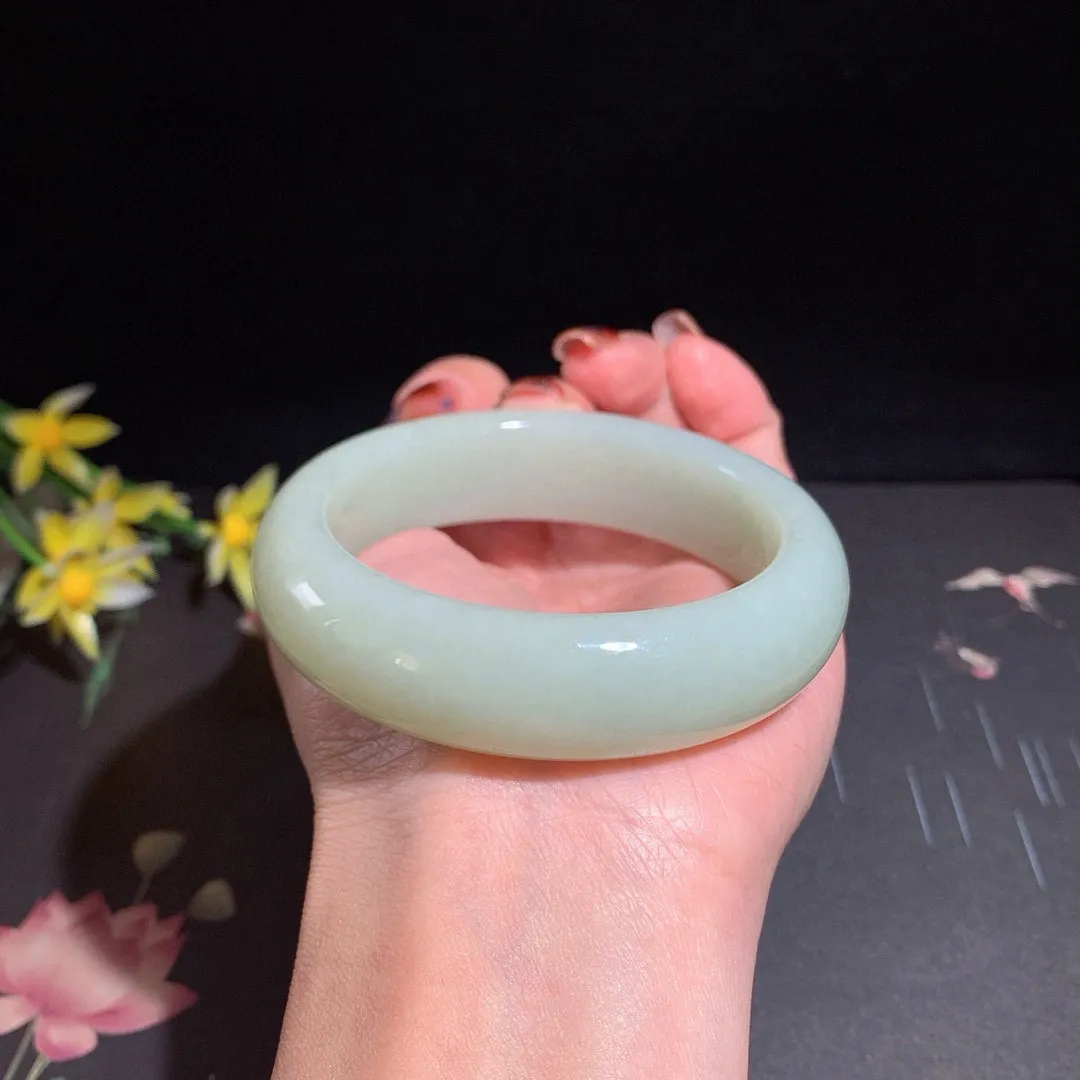 和田玉56圈口青白色手镯！玉质细腻油润 底色纯净 无裂无杂 脂粉好，品质好！
