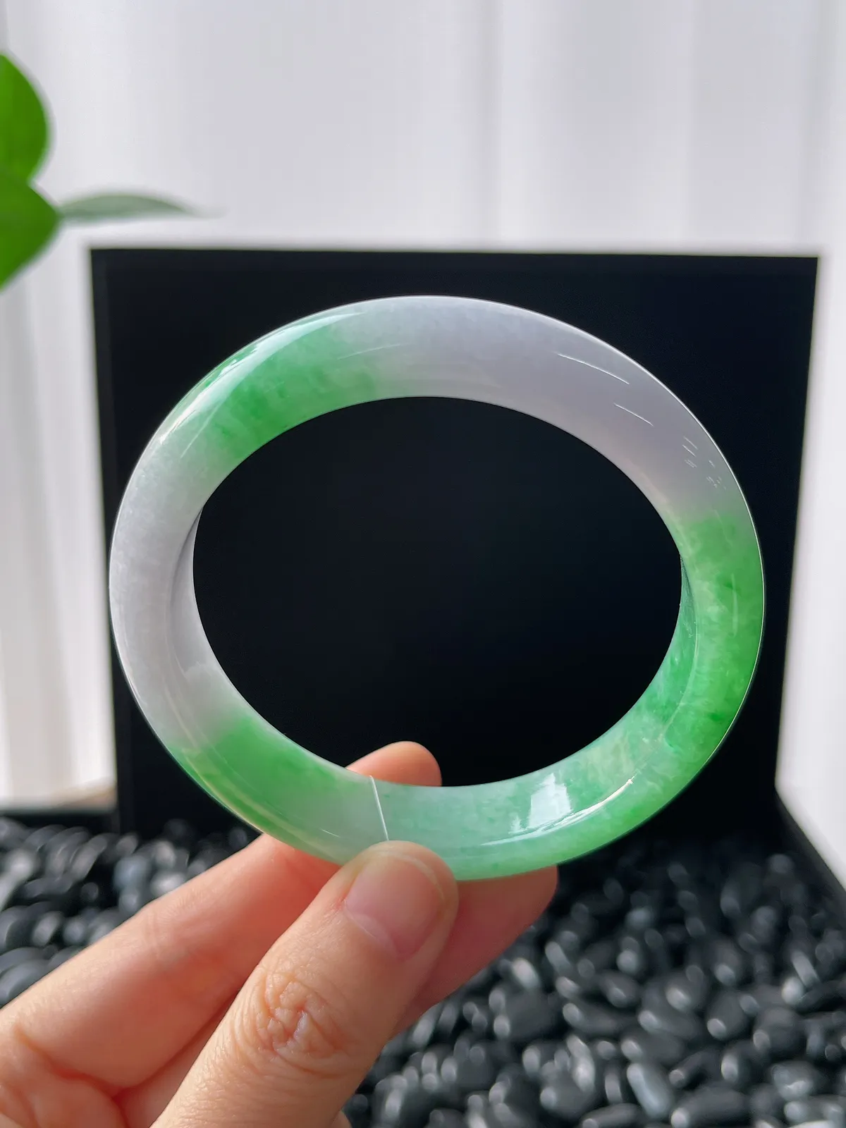 正圈57.8圈口，翡翠糯化种飘绿手镯