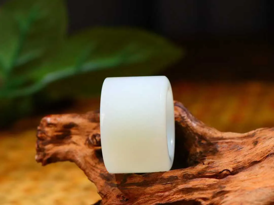 【大权在握】

羊脂玉扳指，玉质细腻油润，佩戴舒适大气。️器形圆润饱满，大气百搭，收藏、送礼、把玩、佩戴皆佳。

内径22.5尺寸22-5.5mm 重30克 36925823O