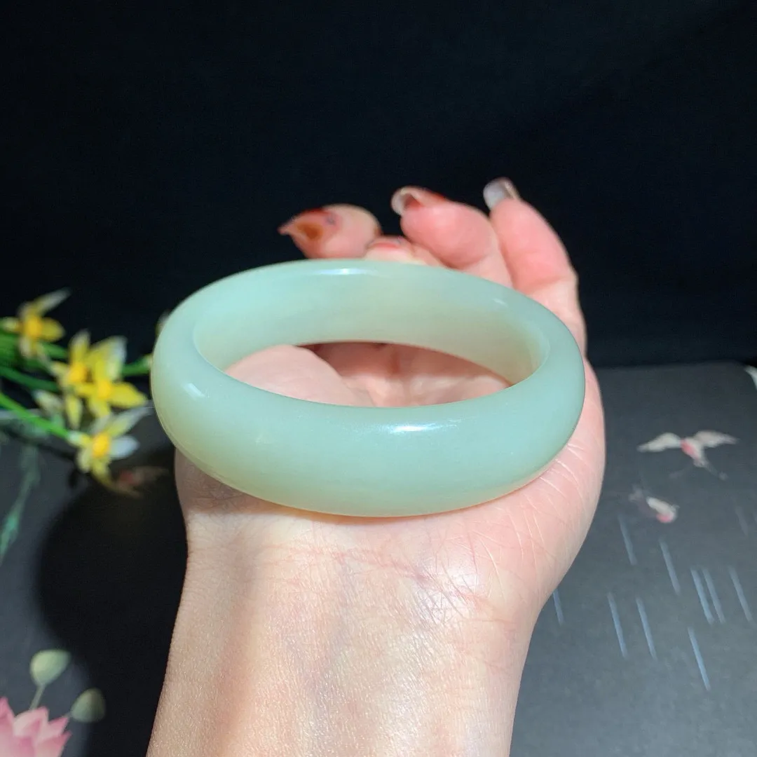 和田玉55.5圈晴水色手镯！清水色！玉质细腻油润 底色纯净  无裂无杂 脂粉好，品质高