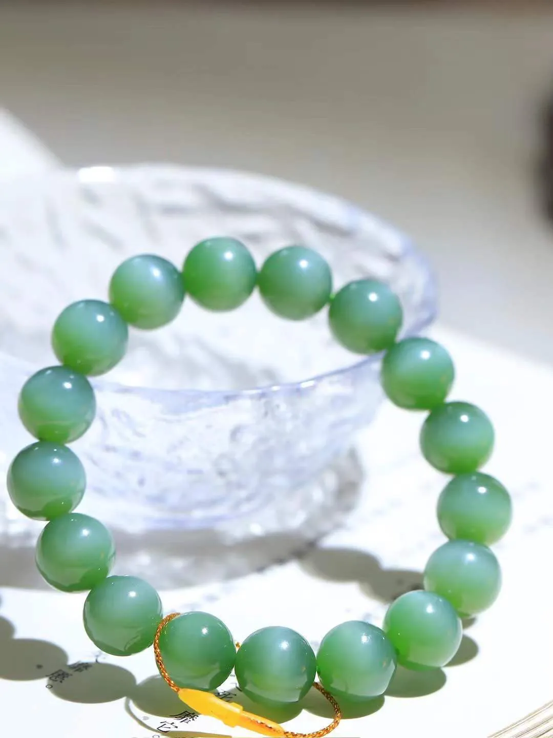 【珠圆玉润.手串】

精品️和田玉碧玉猫眼珠圆玉润手串 玉质温润细腻  整串打磨圆润，佩戴舒适。珠珠落玉盘，间关莺语花底滑，一生美好时光，无论身在何处，都有它相伴相守。事事顺遂，幸福美满，吉祥如意。重45.3克 尺寸取一11.9mm  FDA-221102633