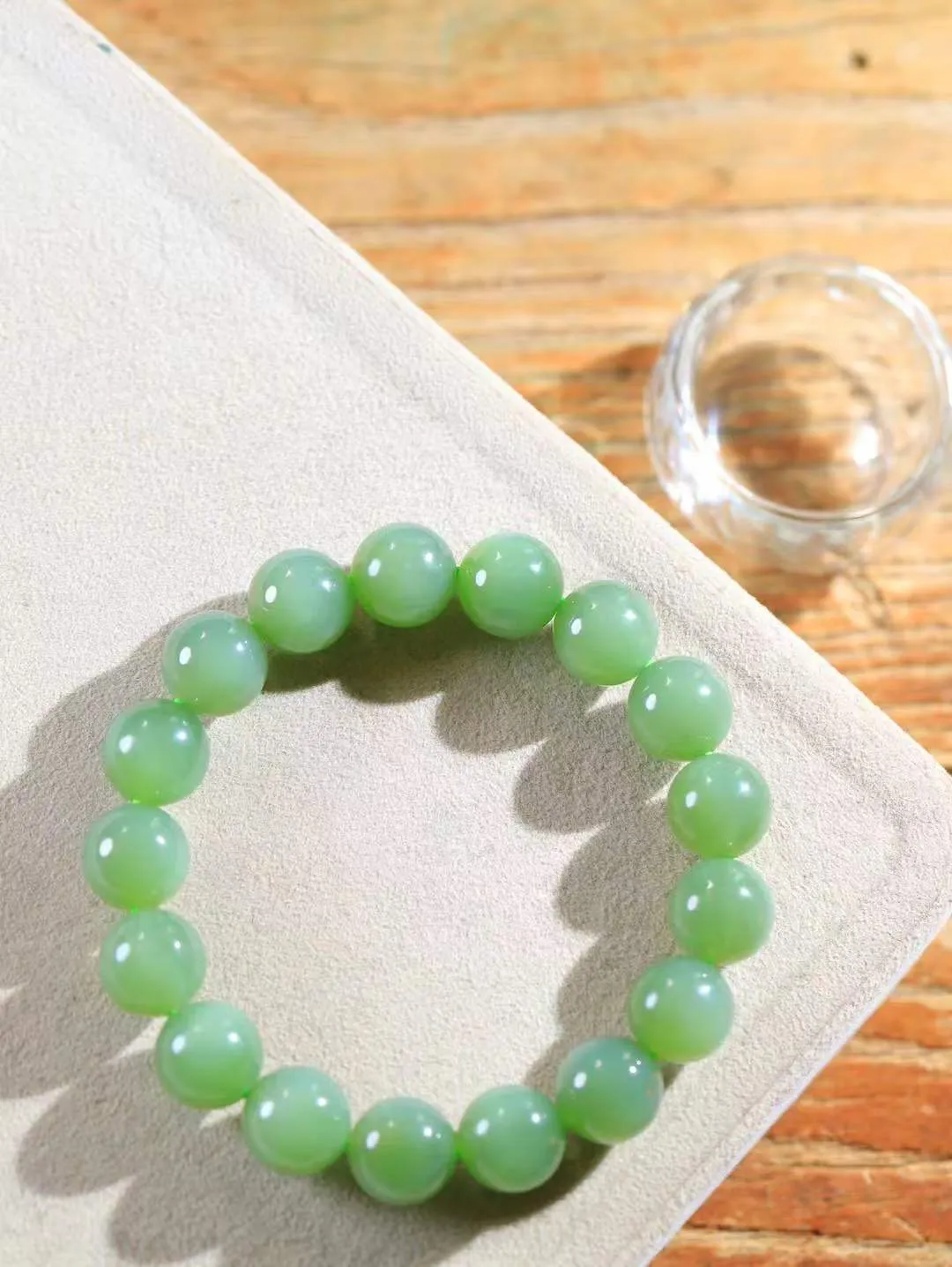 【珠圆玉润.手串】

精品和田玉碧玉珠圆玉润手串 玉质温润细腻  整串打磨圆润，佩戴舒适。珠珠落玉盘，间关莺语花底滑，一生美好时光，无论身在何处，都有它相伴相守。事事顺遂，幸福美满，吉祥如意。重46.1克   尺寸取一11.9mm   FDL-311142786