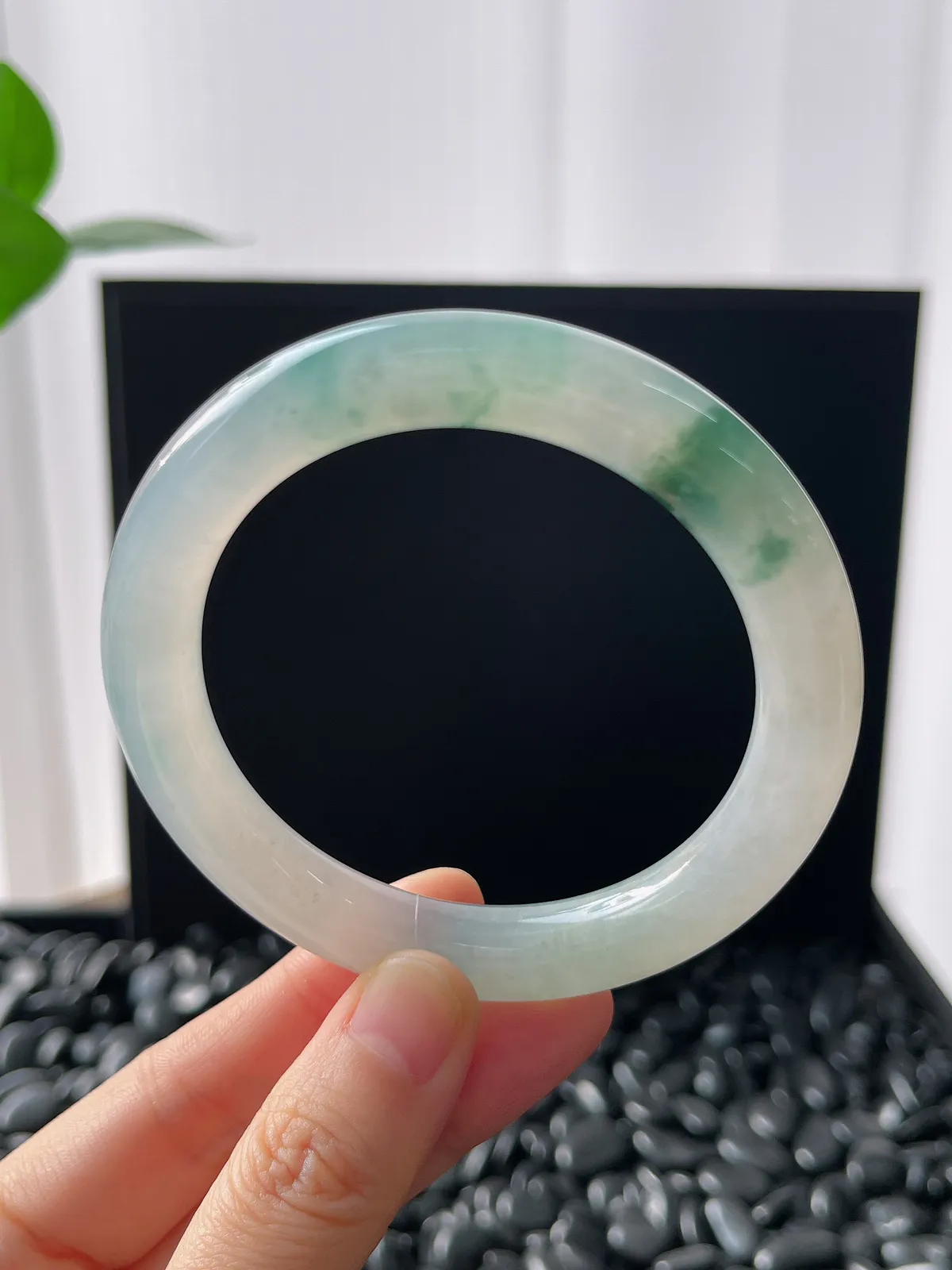 圆镯55.8圈口，翡翠冰糯种飘花手镯