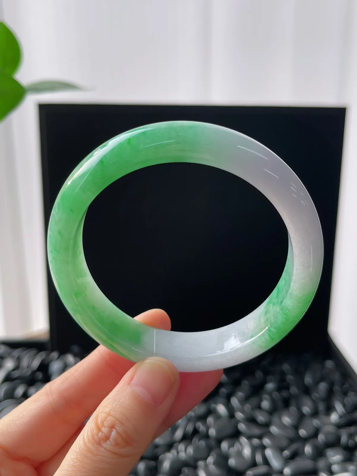 正圈57.8圈口，翡翠糯化种飘绿手镯