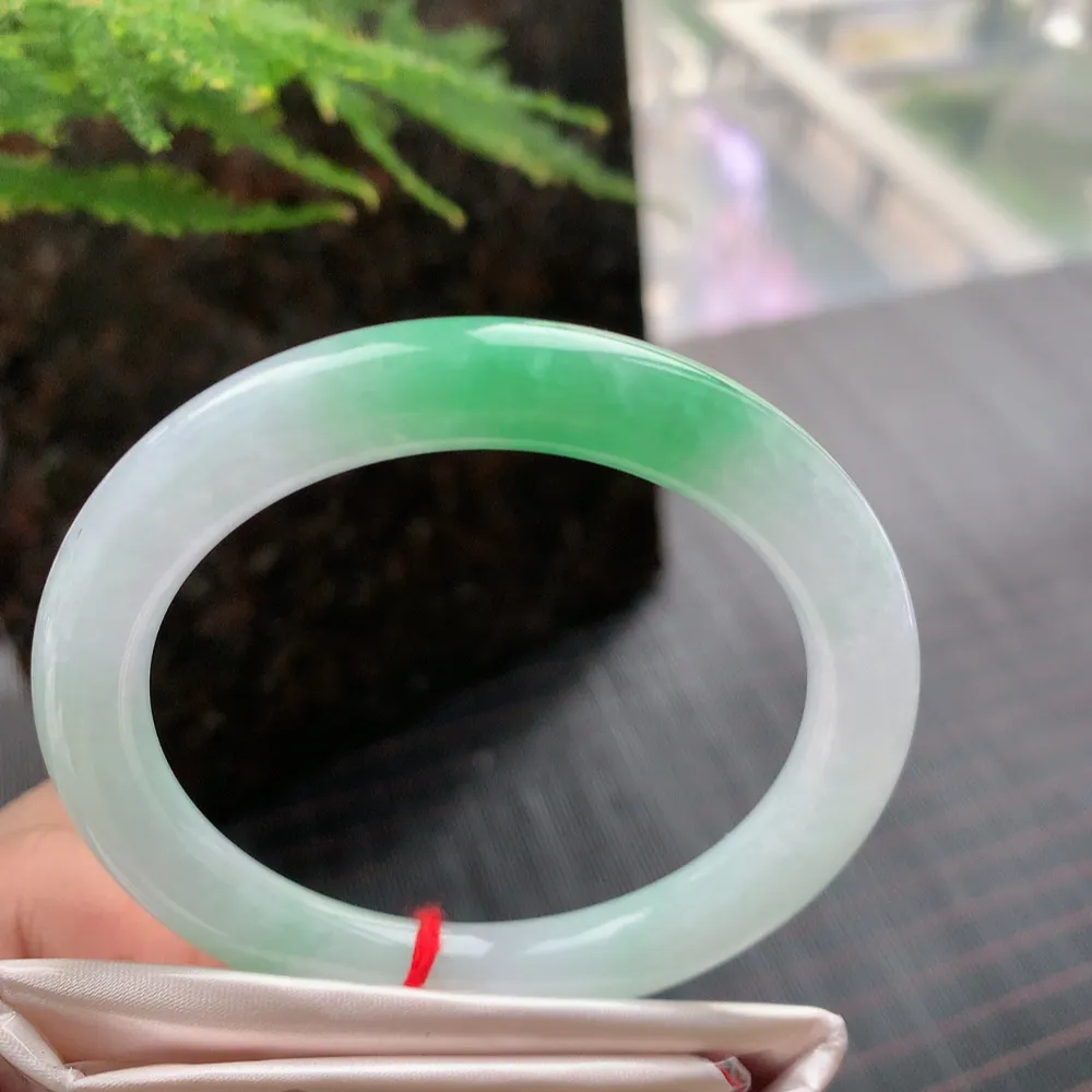 圆条冰糯阳绿 无瑕 尺寸:53.4/8.7 色好