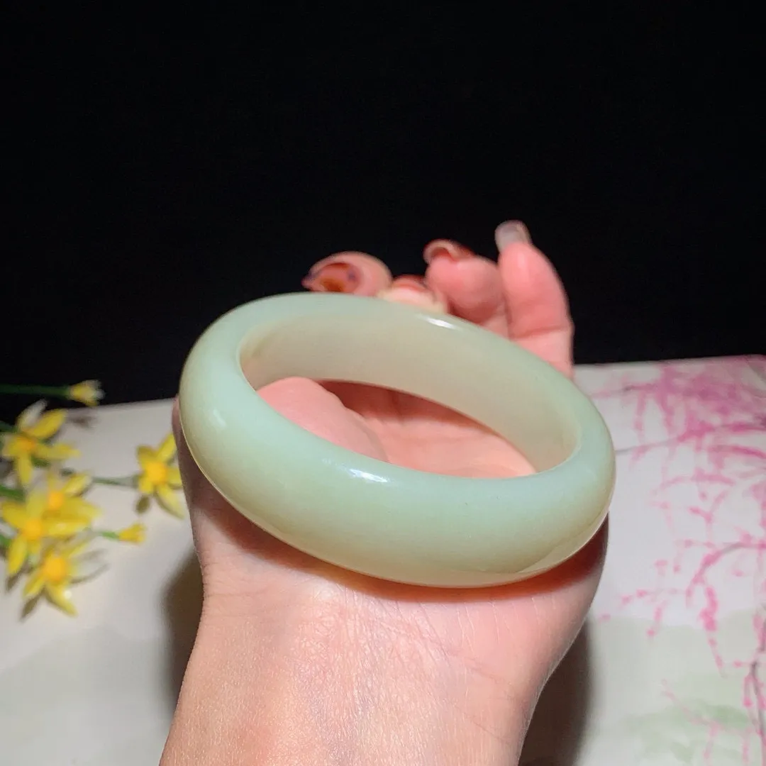 黄口料！和田玉57圈口黄口料宽版手镯，玉质细腻油润 底色纯净 无裂无杂 脂粉好，品质高！