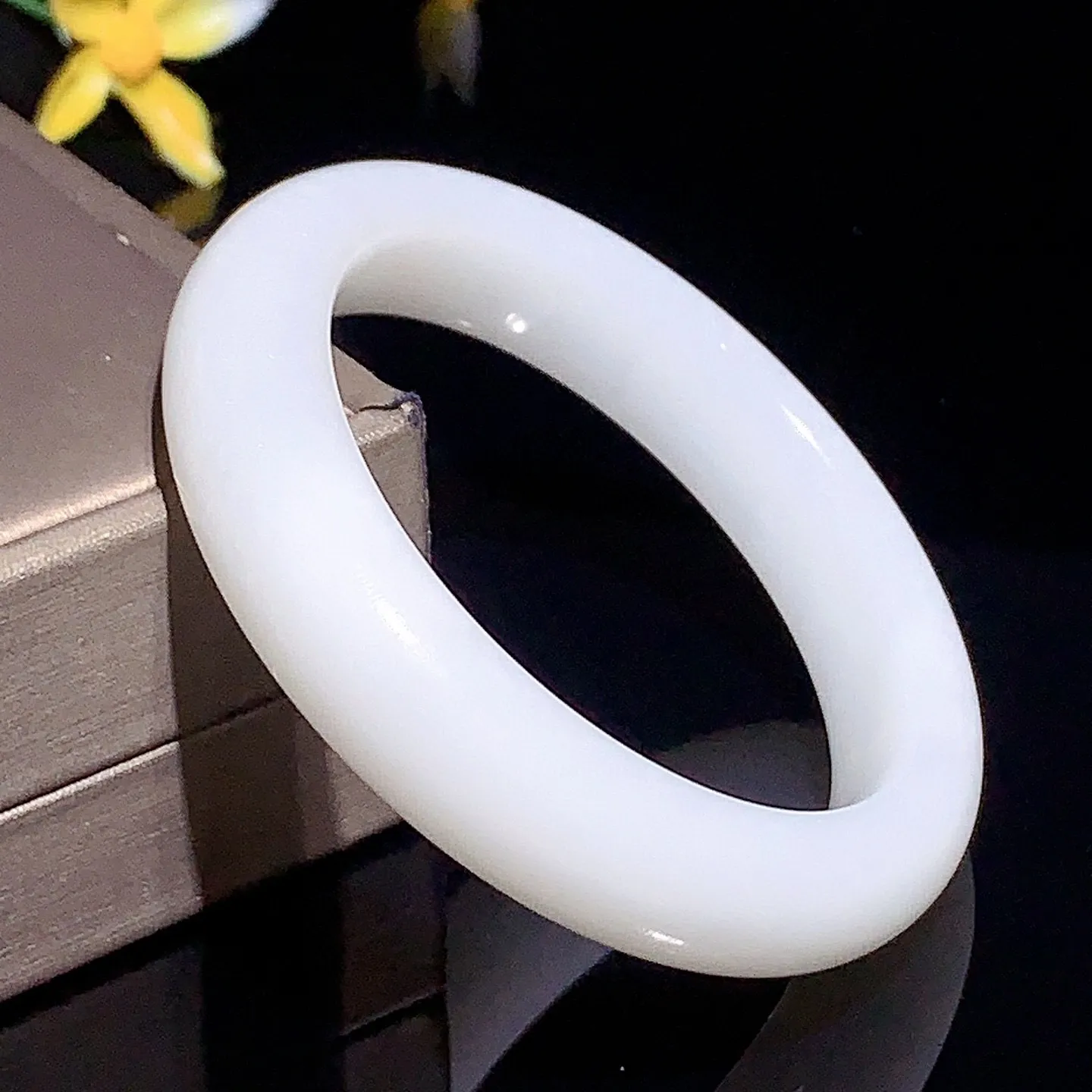 和田玉53圈口羊脂白宽条手镯，玉质细腻油润 底色纯净 无裂无杂 脂粉好，品质好