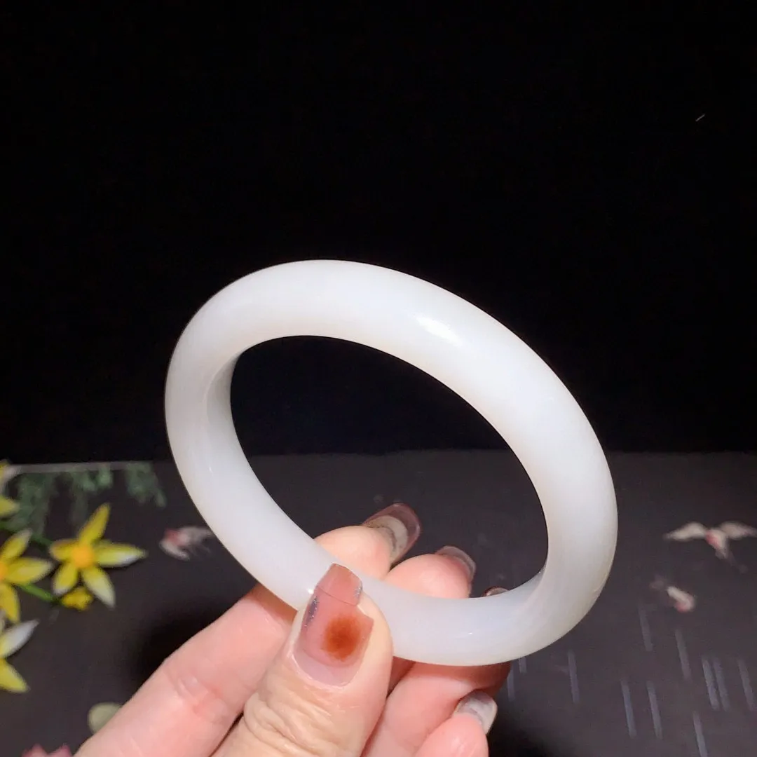 和田玉58圈口羊脂白手镯！玉质细腻油润 底色纯净 无裂无杂 脂粉好，品质好！