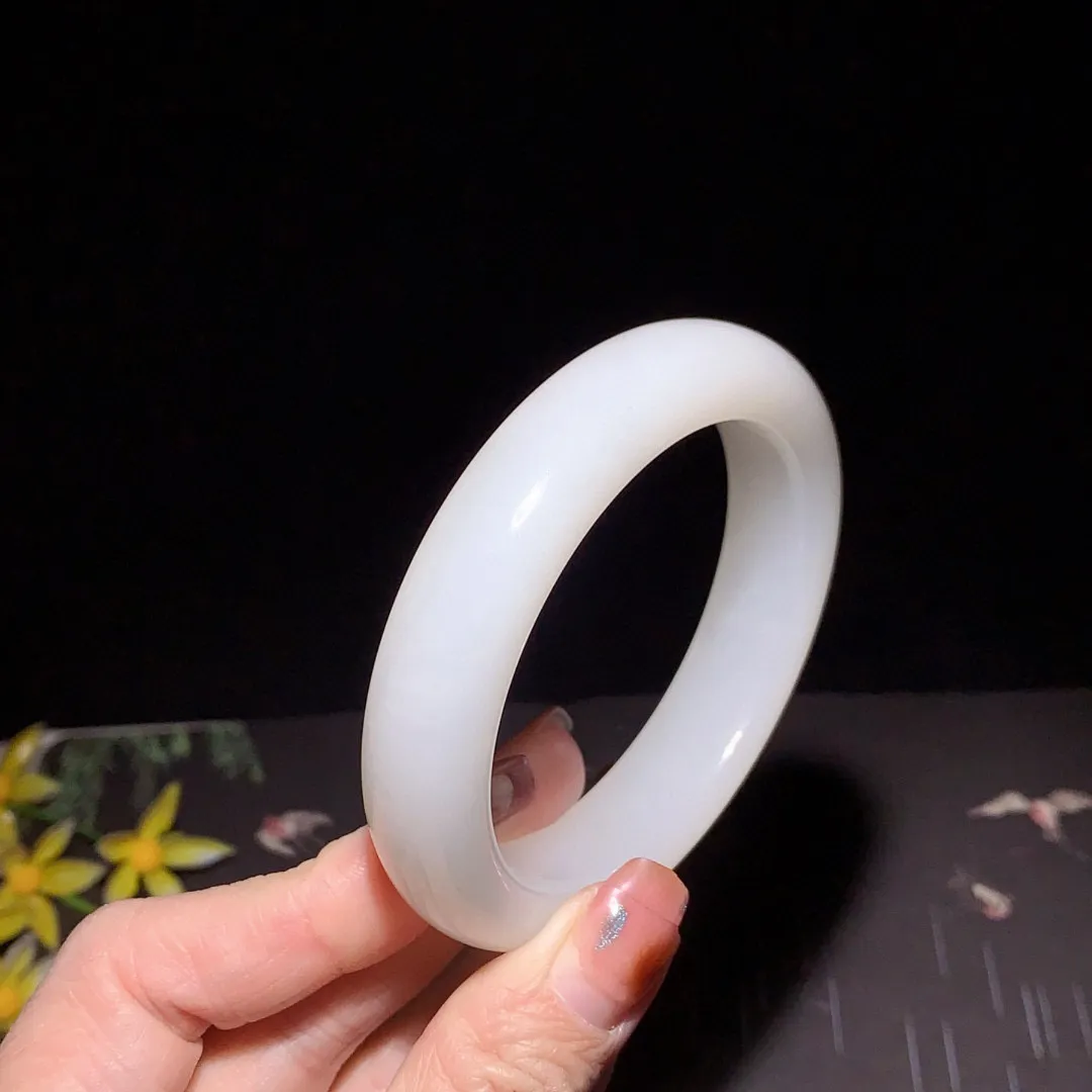 收藏款，和田玉56圈口羊脂白玉宽版手镯！圈口56宽14.5厚9.8重71.8克，玉质细腻油润 底色纯净 无裂无杂 脂粉好，品质好！