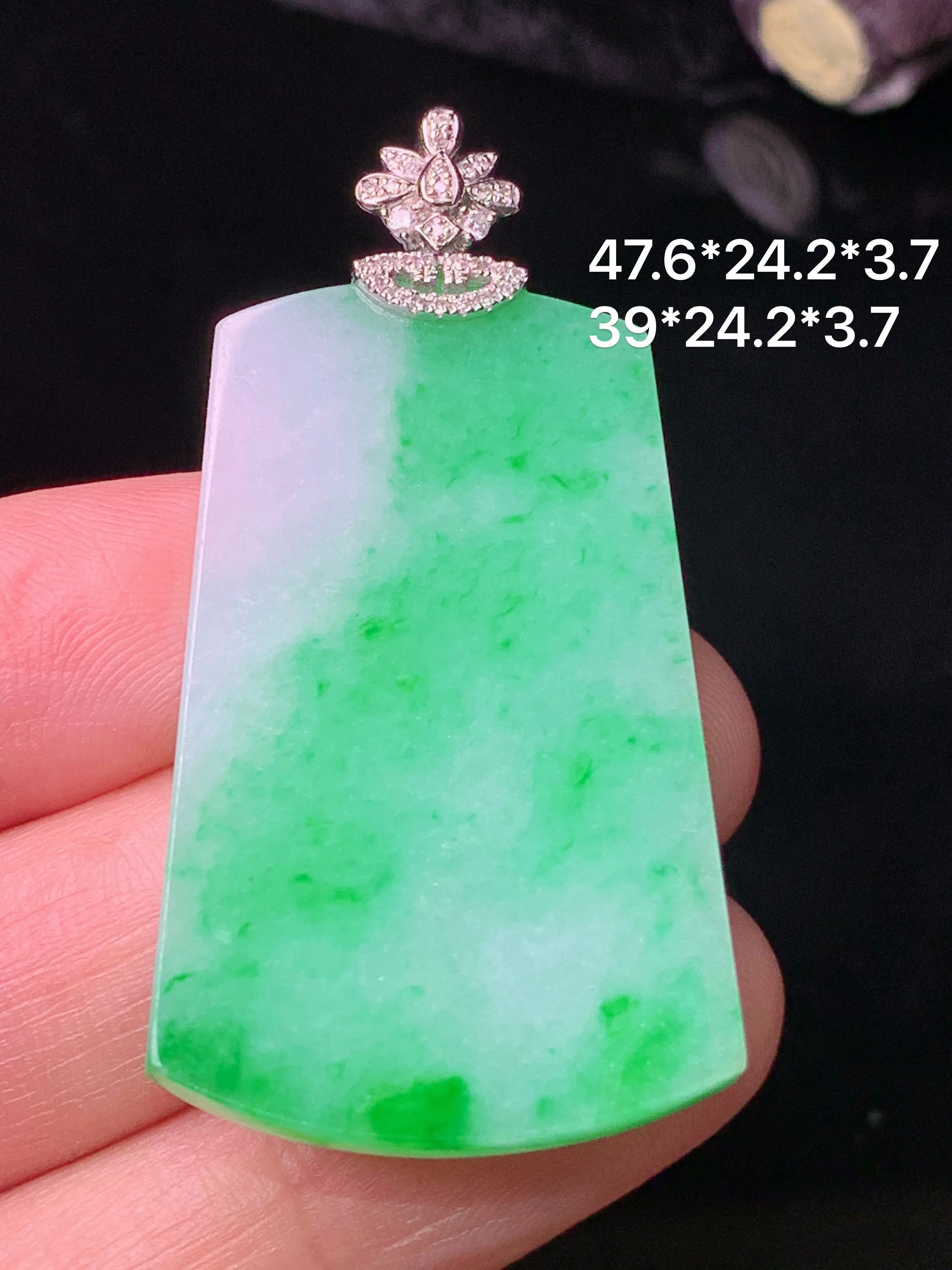 18k金钻镶嵌翠绿无事牌吊坠 玉质细腻 色泽艳丽清新 整体尺寸47.6*24.2*3.7