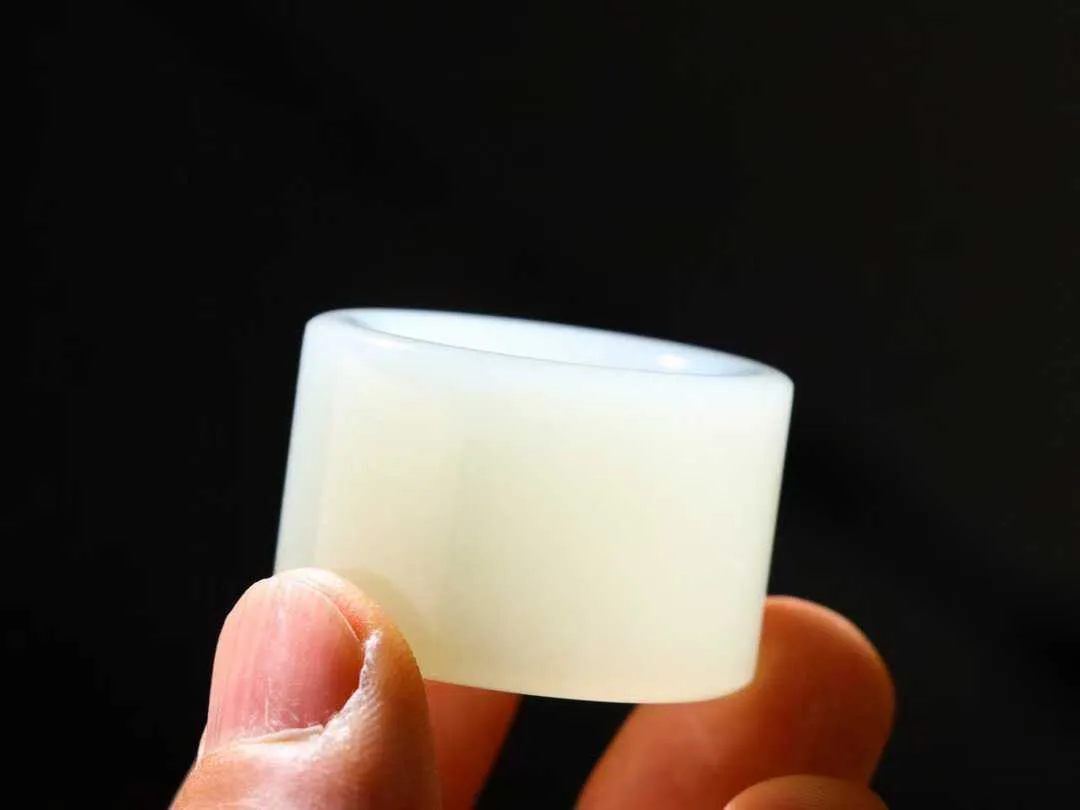 【大权在握】

羊脂玉扳指，玉质细腻油润，佩戴舒适大气。️器形圆润饱满，大气百搭，收藏、送礼、把玩、佩戴皆佳。

内径22.5尺寸22-5.5mm 重30克 36925823O