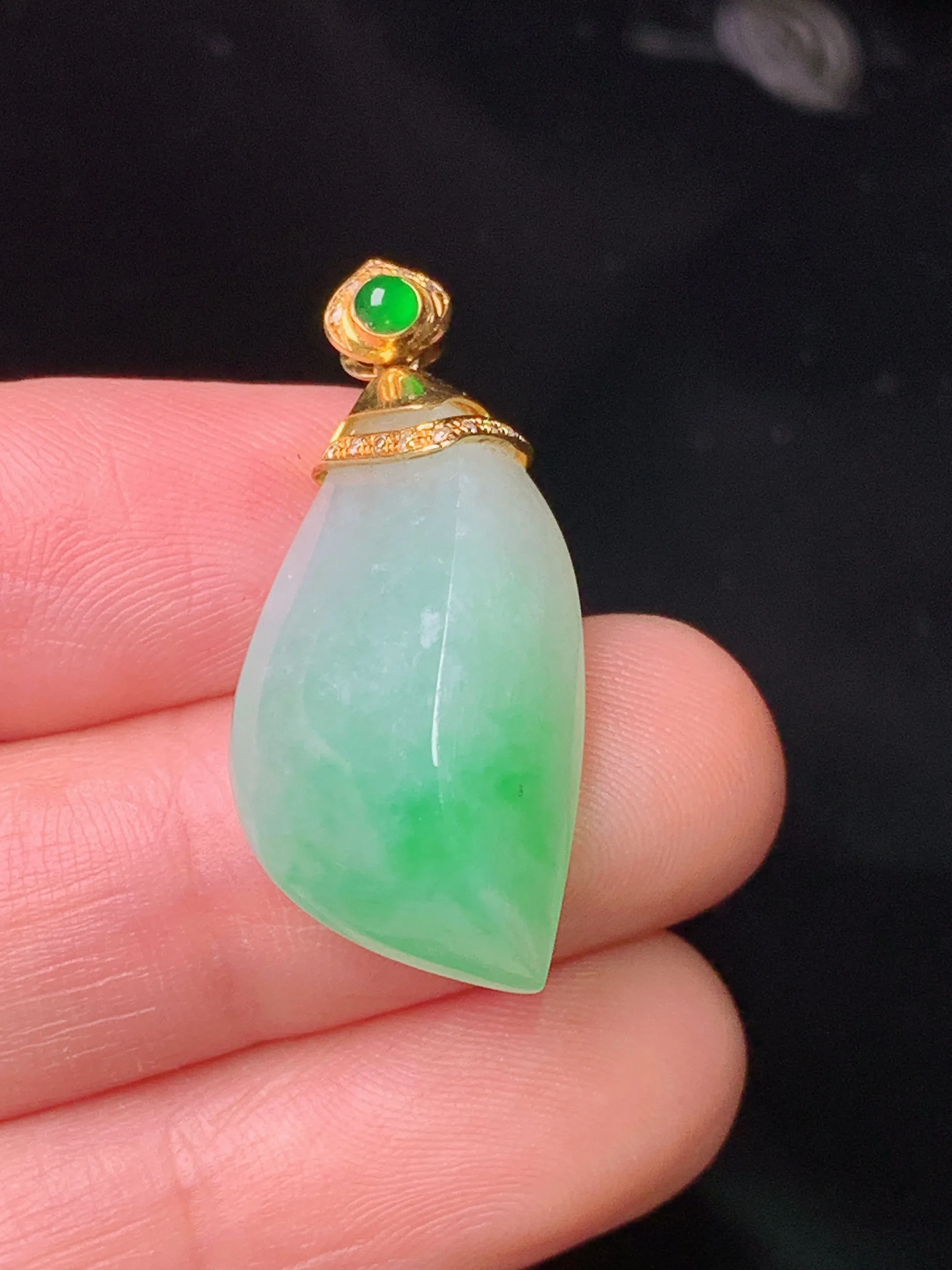 18k金钻镶嵌飘绿随形吊坠 玉质细腻 色泽艳丽清新 整体尺寸30.8*13.7*9.5