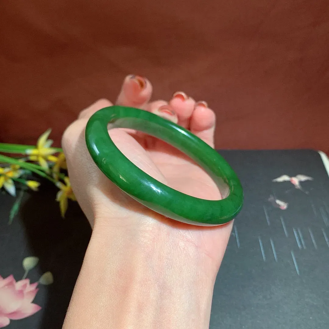 和田玉58.7圈口菠菜绿碧玉手镯！玉质细腻油润 底色纯净 无裂无棉 脂粉好，品质高