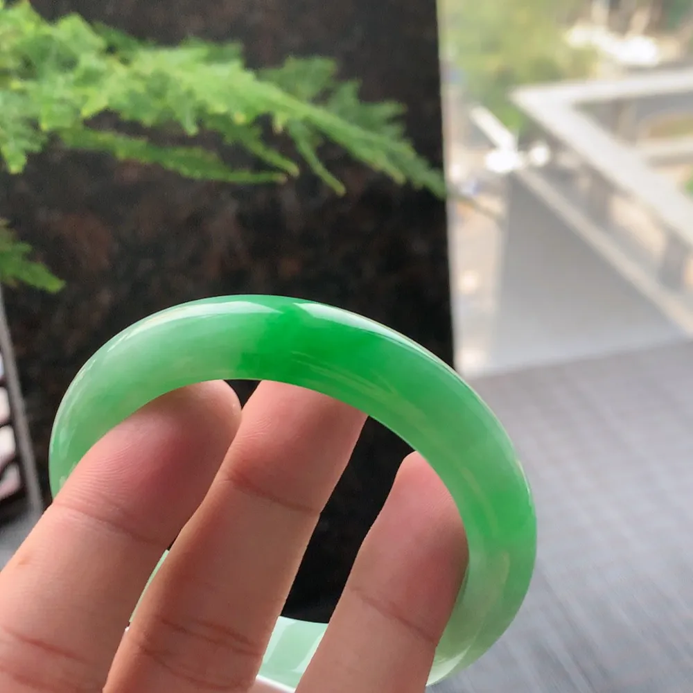 正圈冰糯阳绿 无瑕 尺寸:52.4/11.4/8.5 色好