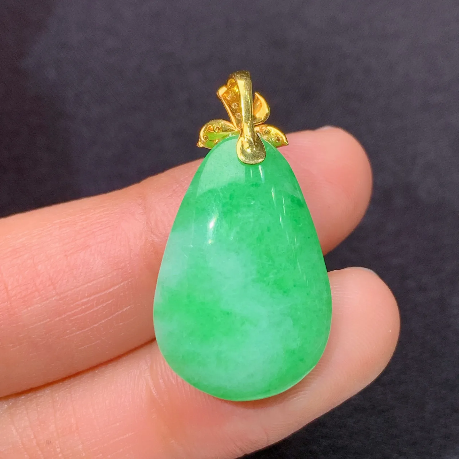 翠绿福瓜吊坠，18k金镶嵌，冰润色阳，玉质细腻，种水足 尺寸29.1*15.7*7.8
