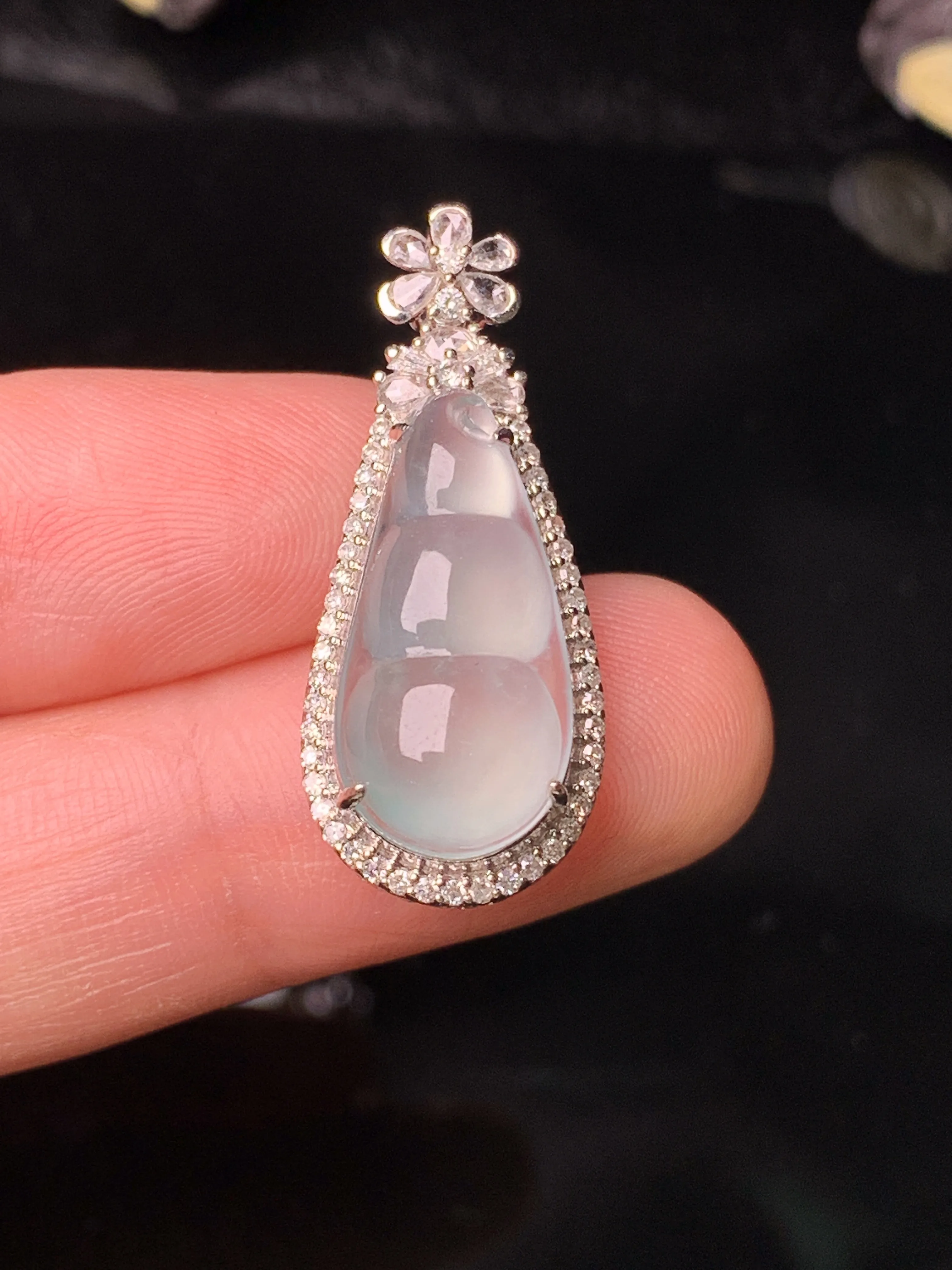 18k金钻镶嵌冰种四季豆吊坠 玉质细腻 色泽艳丽清新 整体尺寸30*12.2*9