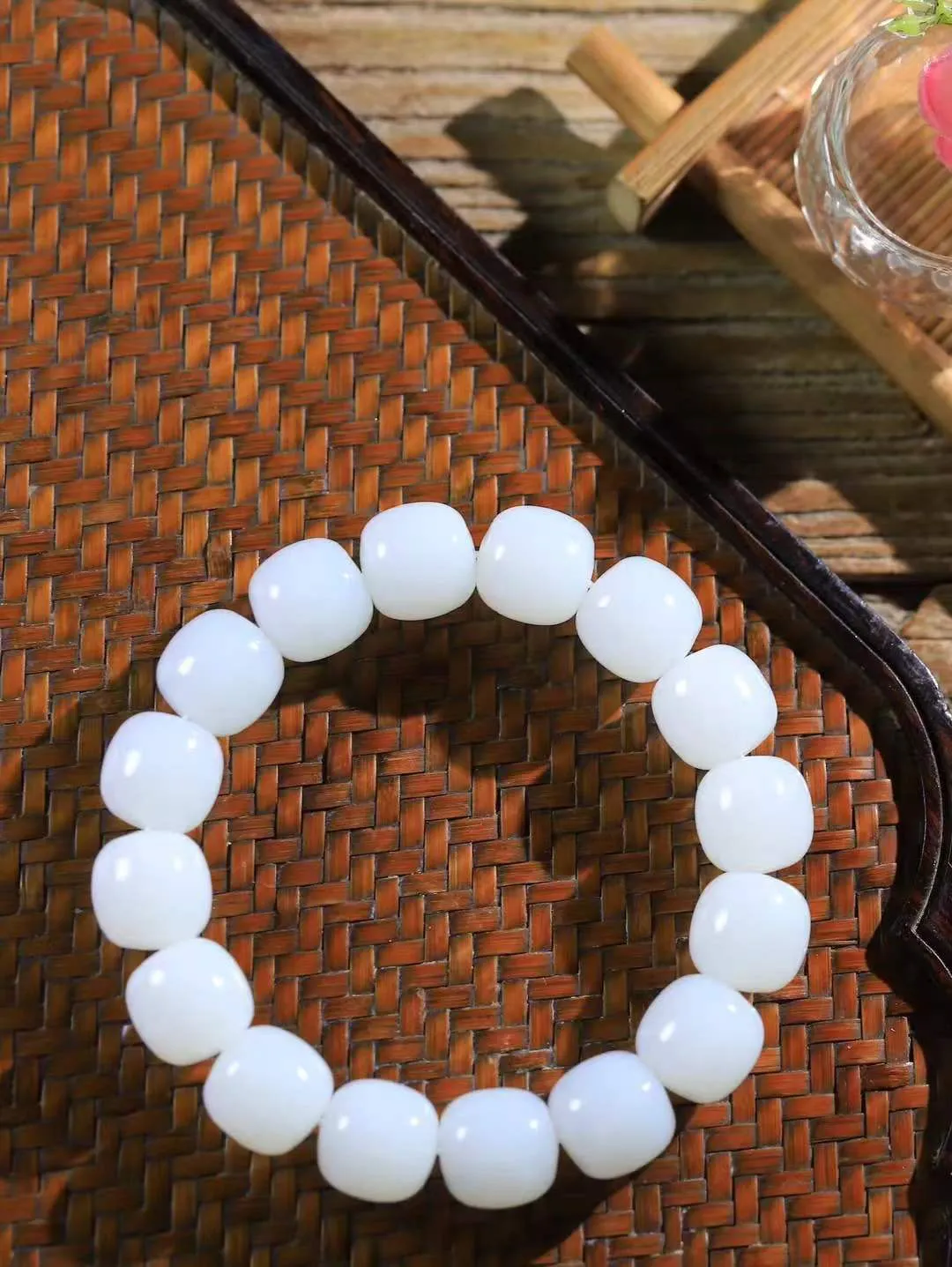 （老型珠.手串）

精品 和田玉白玉老型珠手串，玉质细腻油润 饱满光滑 质朴无华，悠远简单，人心境界远，百世修炼深，心灵常驻善意持，觉悟人生百世修。重74.5克    尺寸取一13.8-14mm    101102600A