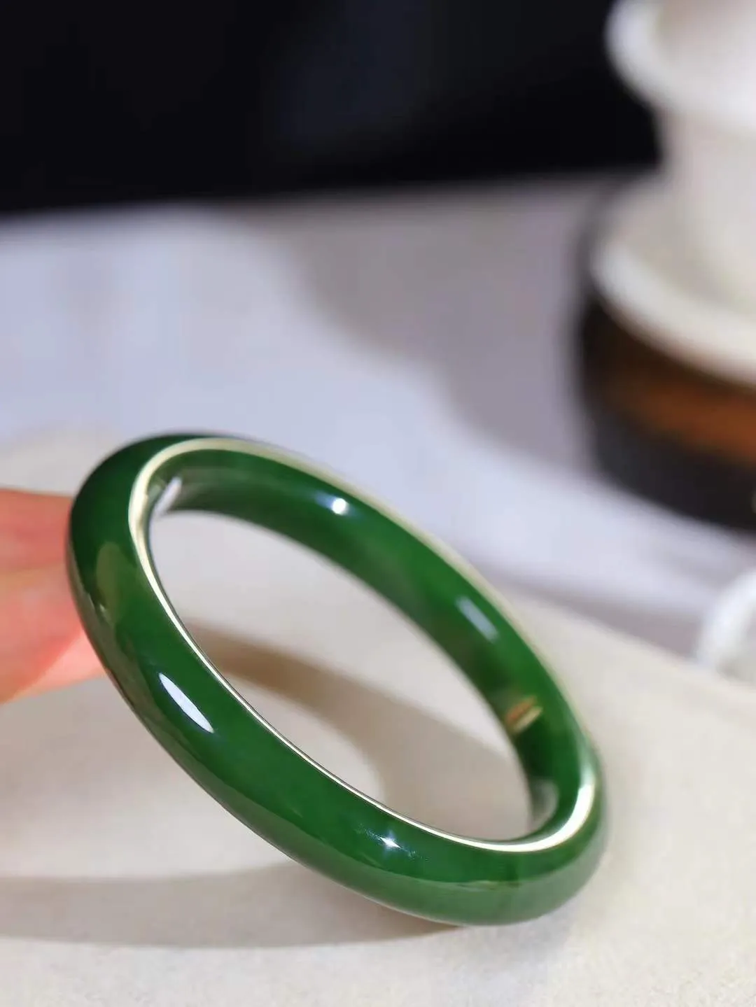 【碧波流转·手镯】

收藏级️和田玉碧玉手镯，玉质细腻温润，手感舒适，️线条流畅，简约大气，美自天成，佩戴于腕间，婉约之美，举手投足间透出那份低调奢华，醉人心扉。
重57.5克 内径圈口62mm尺寸10.8-9.4mm  FDA-131102708