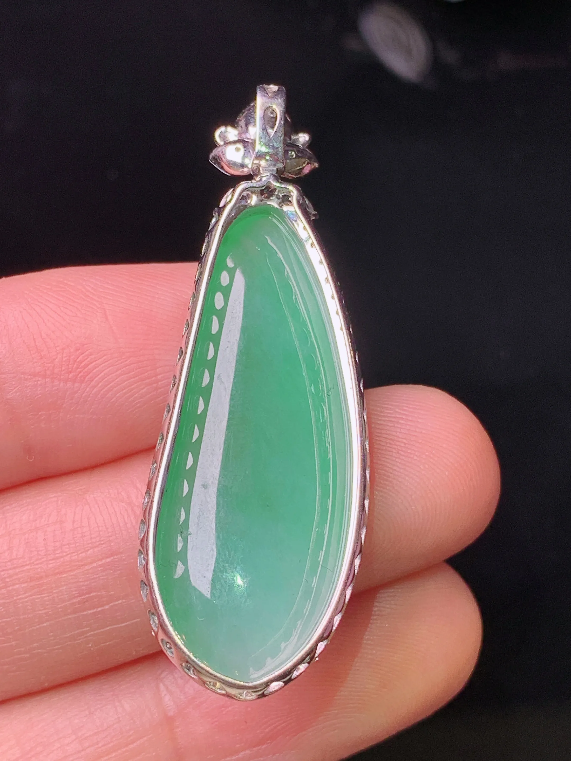 18k金钻镶嵌翠绿福瓜吊坠 玉质细腻 色泽艳丽清新 整体尺寸43.5*14.6*6.6