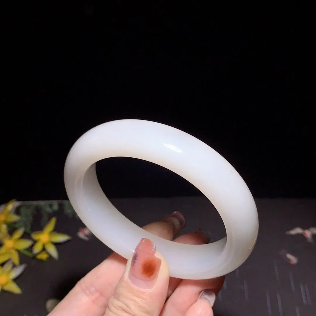 收藏款，和田玉56圈口羊脂白玉宽版手镯！圈口56宽14.5厚9.8重71.8克，玉质细腻油润 底色纯