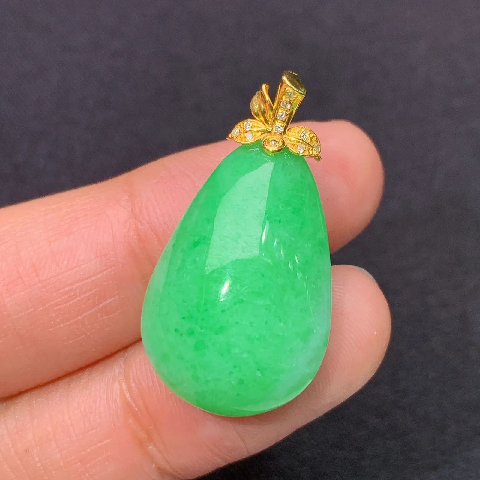 翠绿福瓜吊坠，18k金镶嵌，冰润色阳，玉质细腻，种水足 尺寸29.1*15.7*7.8