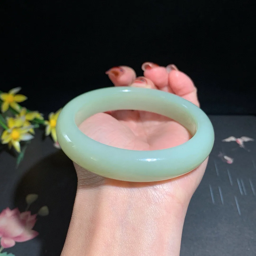 和田玉61圈口青白色手镯，玉质细腻油润 底色纯净 无裂无杂 脂粉好，品质好！