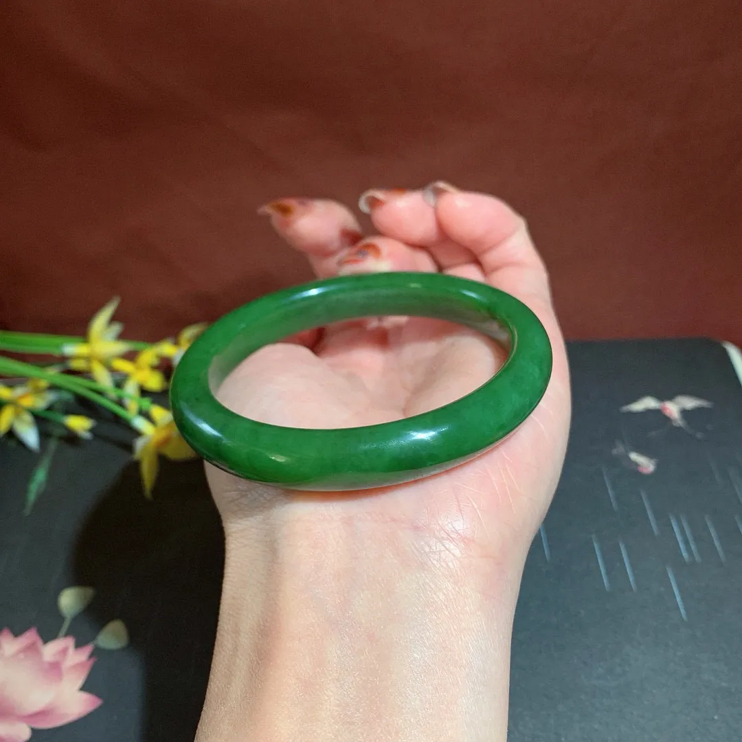 和田玉58.7圈口菠菜绿碧玉手镯！玉质细腻油润 底色纯净 无裂无棉 脂粉好，品质高