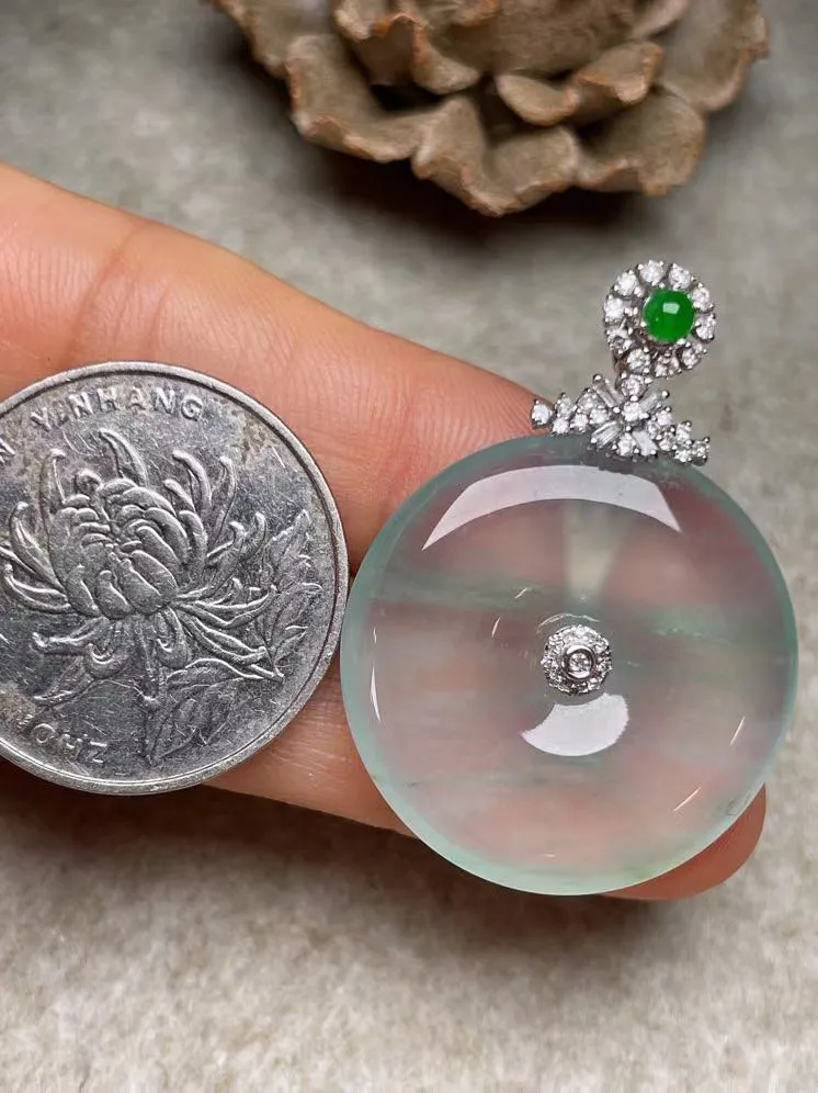 冰种飘绿平安扣吊坠、真金真钻镶嵌，种水好，玉质细腻 .裸石尺寸 26.9.