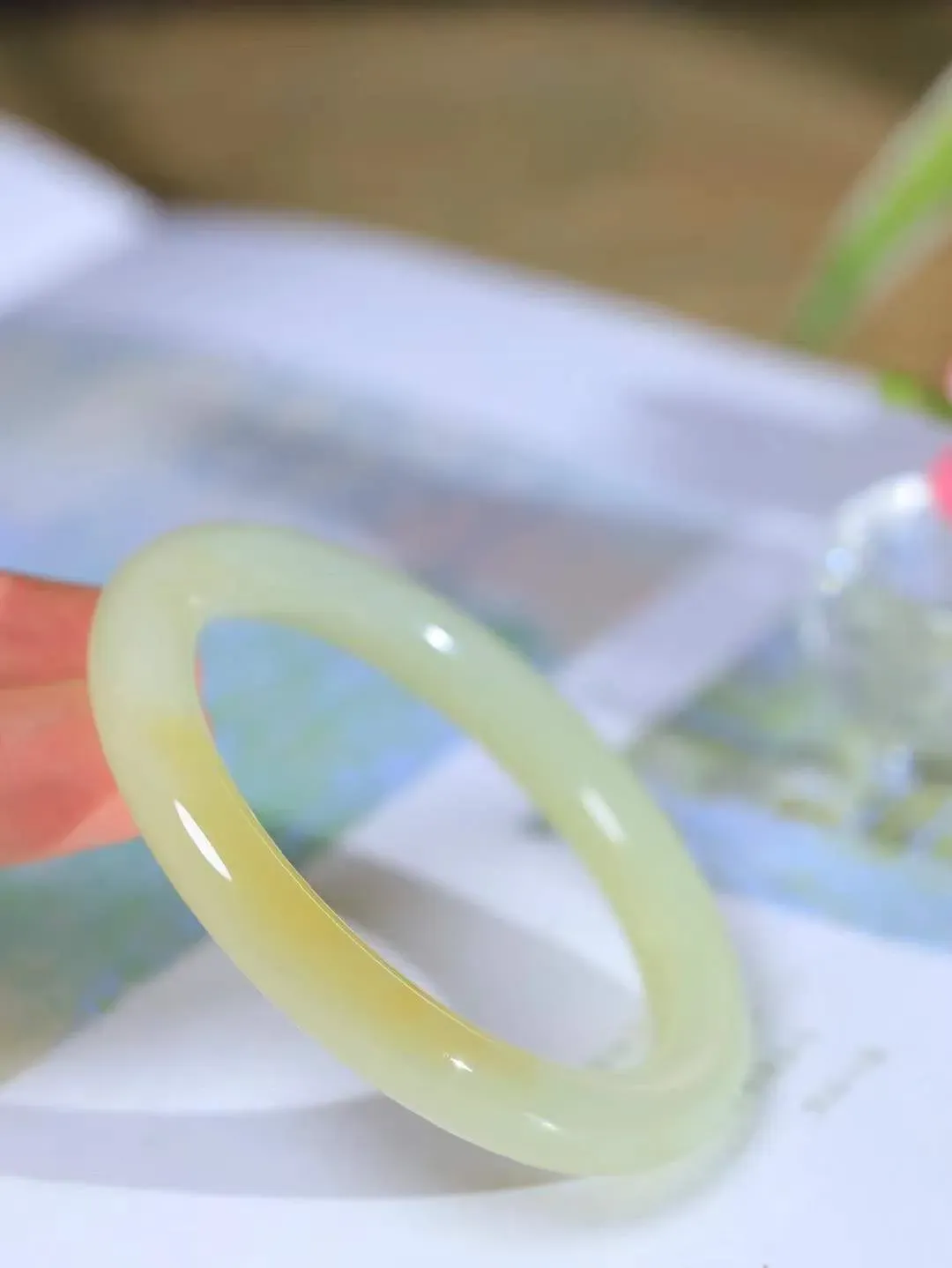 【诗情画意.手镯】

精品和田玉糖白玉点墨手镯   细腻油脂,手感润滑。意韵飘渺，温雅细腻，工艺精湛，️氤氲诗意的美跃然于手腕之间，给人以出尘的风雅，优美脱俗，气质非凡。重41克 内径55mm尺寸8.8-9.6mm  221102600A