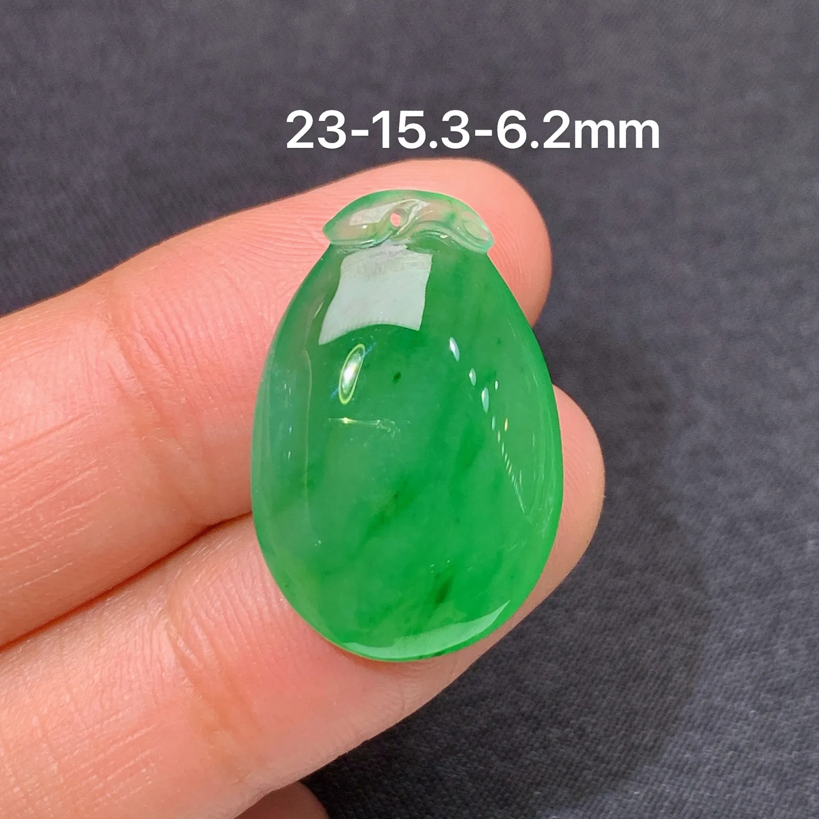 冰种辣绿福瓜，冰润润阳，玉质细腻，种水足 尺寸23*15.3*6.2