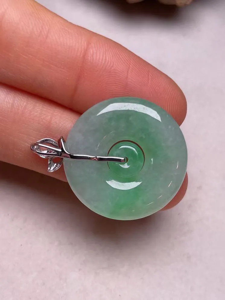 冰糯种飘绿平安扣吊坠、真金真钻镶嵌，种水好，玉质细腻 .裸石尺寸 23.3*3.9