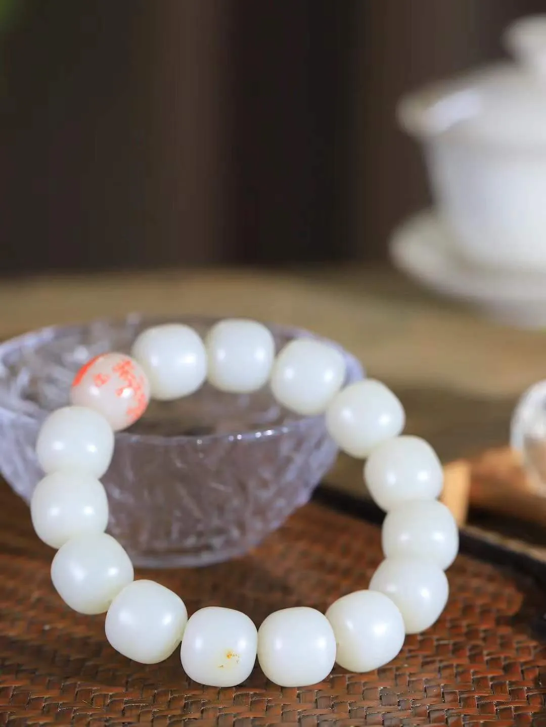 （老型珠.手串）

新疆和田籽料老型珠手串，也可做手持，玉质细腻油润 饱满光滑 质朴无华，悠远简单，人心境界远，百世修炼深，心灵常驻善意持，觉悟人生百世修。重85克    尺寸取一14-15mm    541102701L