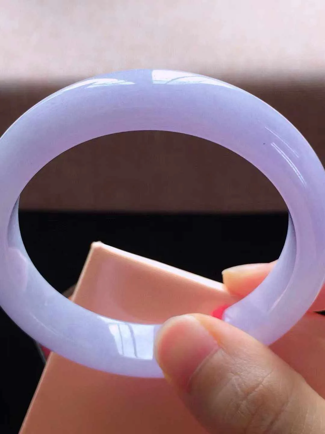 【翡翠名称】老种紫罗兰飘53正圈口翡翠手镯，
【翡翠尺寸】53*12.2*8mm适合52-54正圈口佩戴
【翡翠描述】缅甸天然翡翠A货，种老水足，玉质细腻，色泽靓丽，性价比高，佩戴效果好！