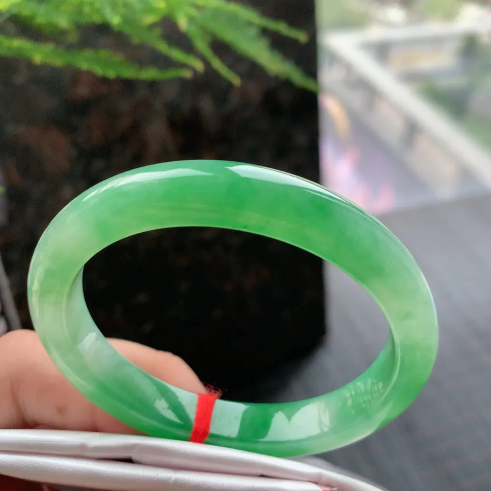 贵妃高冰阳绿 无瑕 尺寸:53.1/45.6/9.5/7.5 种色兼备