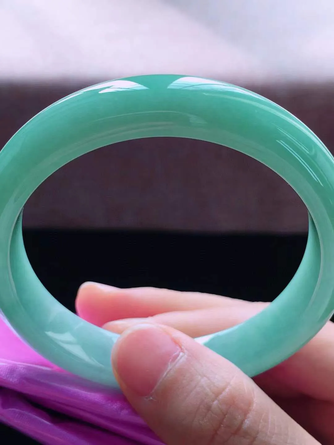 正圈56圈口，翡翠糯化种浅绿色手镯