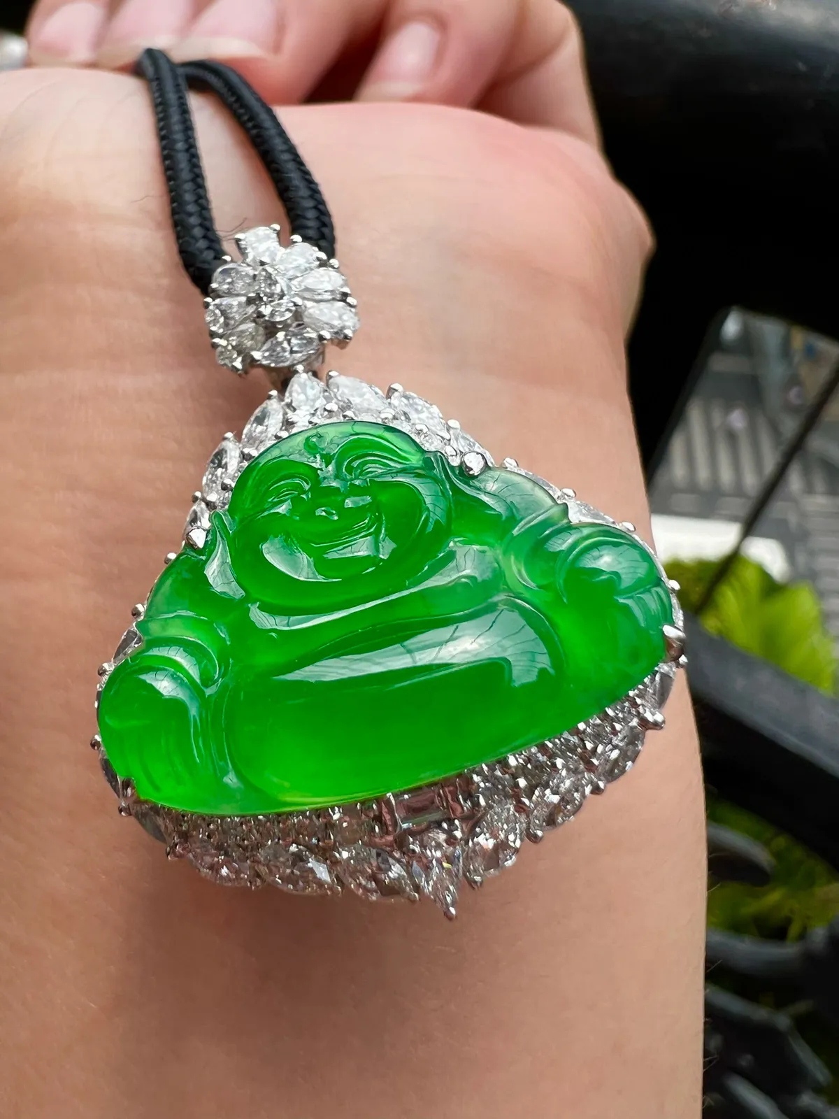 满色佛公 色泽艳丽
完美18K金奢华满钻种好品质细腻