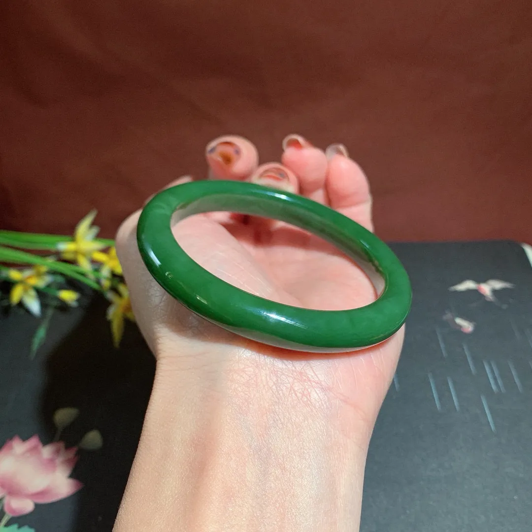 和田玉57圈口菠菜绿碧玉手镯！玉质细腻油润 底色纯净 无裂无杂 脂粉好，品质高