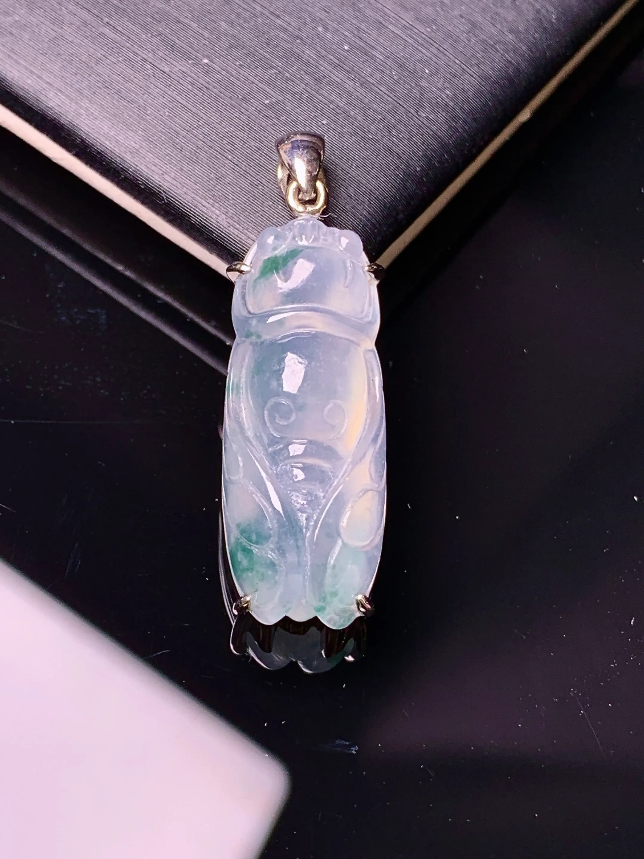 18k金镶嵌飘绿金蝉吊坠 玉质细腻 色泽艳丽清新 整体尺寸29.5*9.2*5.8