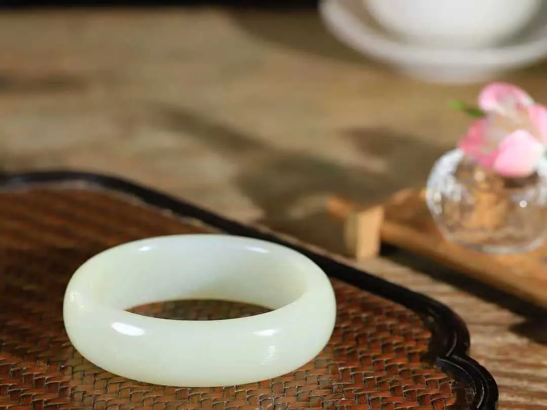 【贵妃镯.玉腕清响】    

精品和田玉贵妃镯，玉质温润细腻 油性十足 相传杨贵妃十分喜爱椭