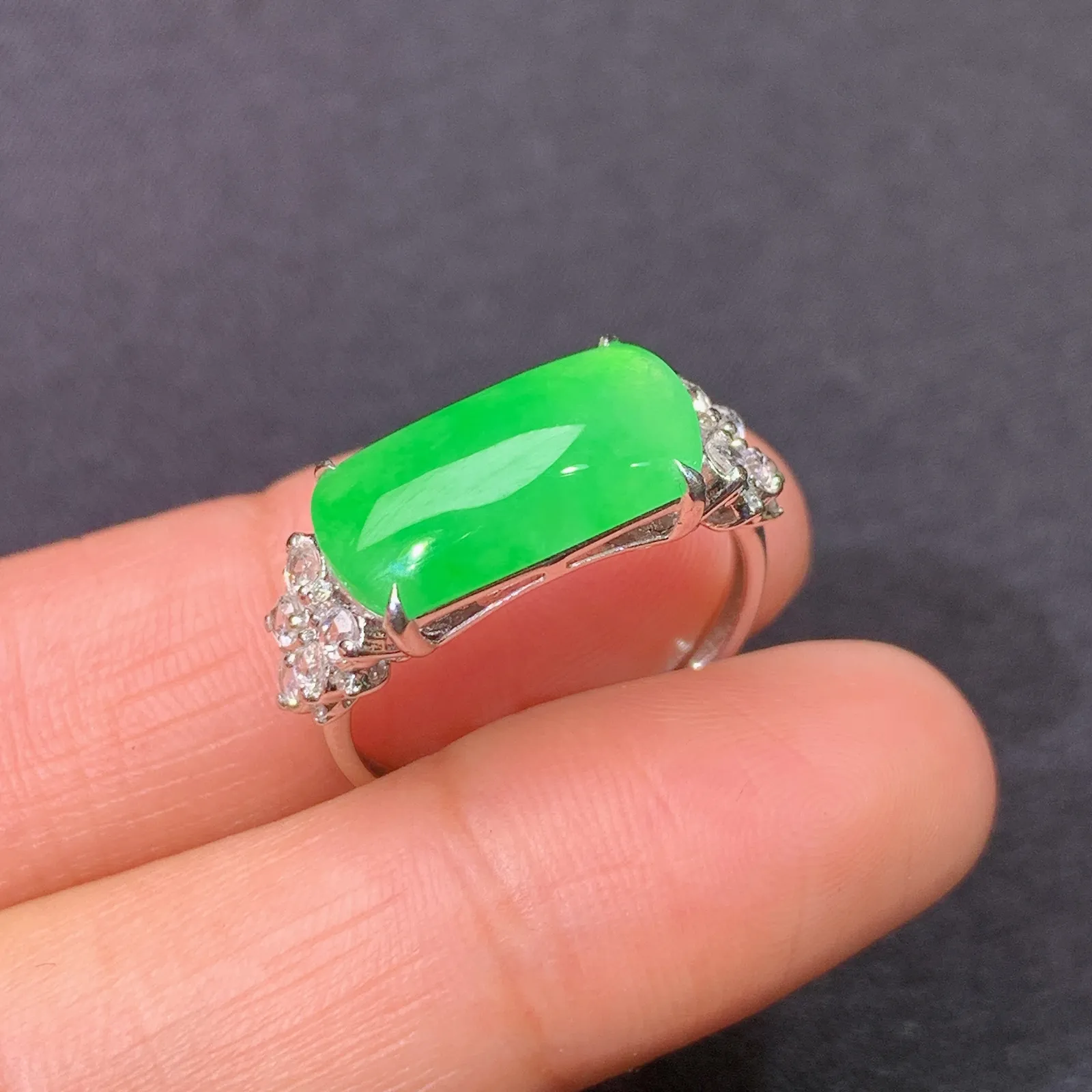 阳绿马鞍戒指，款式优雅大气，18k金镶嵌，冰润色阳，种水足 圈口15 裸石13.9*7.1*3